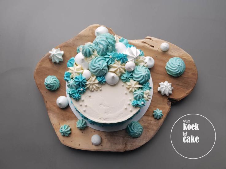 Blauwe taart met karamelslagroom en gezouten karamel botercrème en schuimpjes