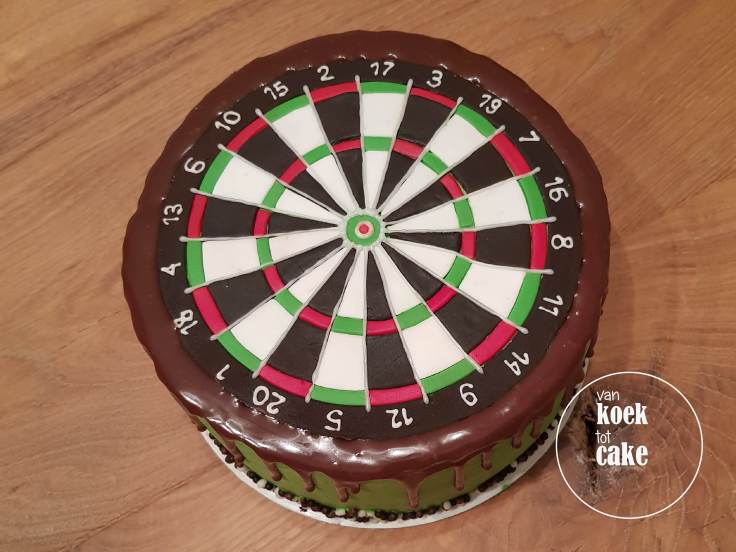 Taart verjaardag dartbord dartpijlen fondant botercreme