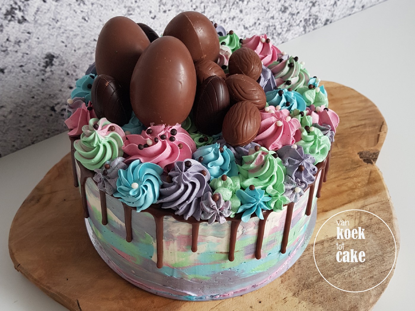 Paastaart easter drip cake