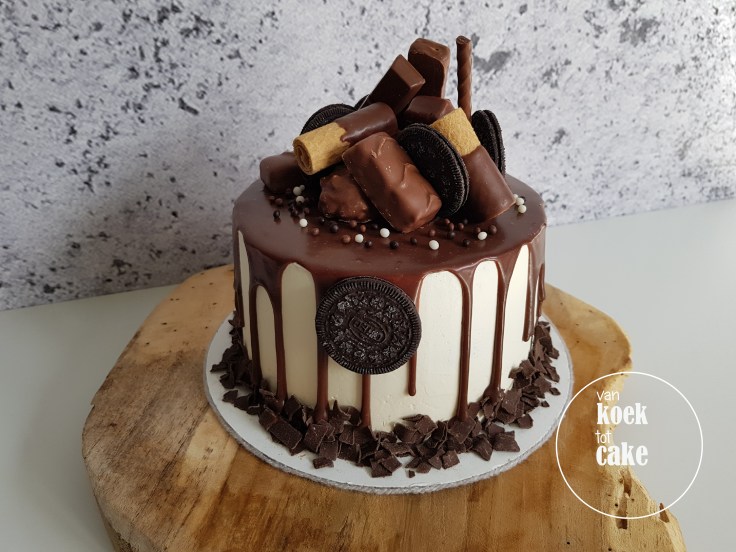 Chocoladetaart met chocoladerepen, oreo koekjes en chocolade drips