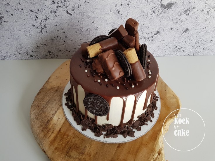 Chocoladetaart met chocoladerepen, oreo koekjes en chocolade drips