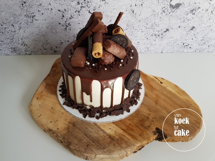 Chocoladetaart met chocoladerepen, oreo koekjes en chocolade drips
