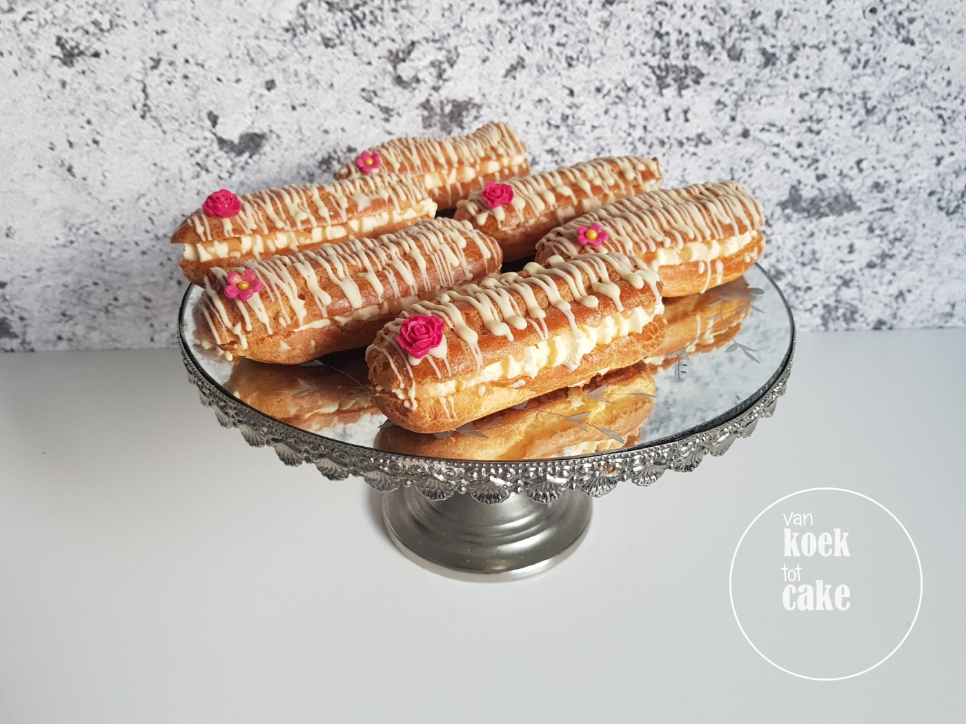 ecalairs gevuld met room en witte chocolade