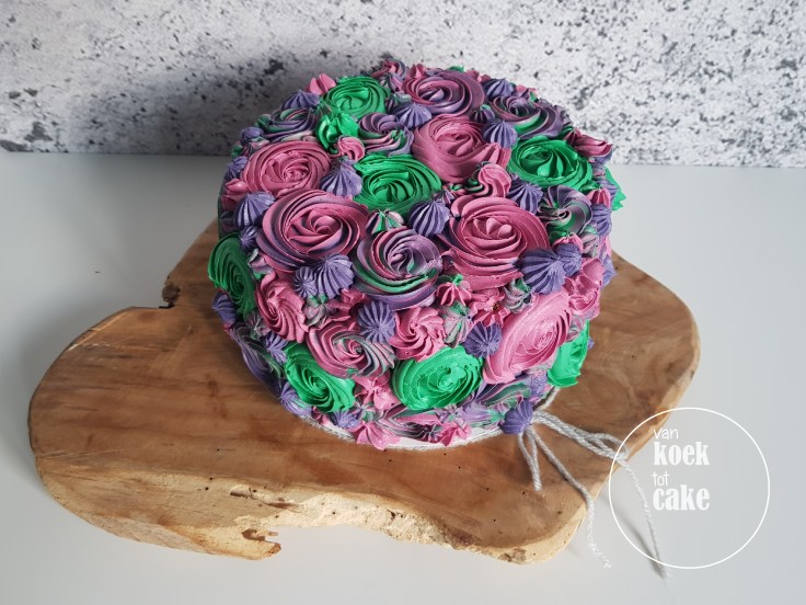 Chocolade taart versierd met bloemen van Italiaanse meringue botercreme