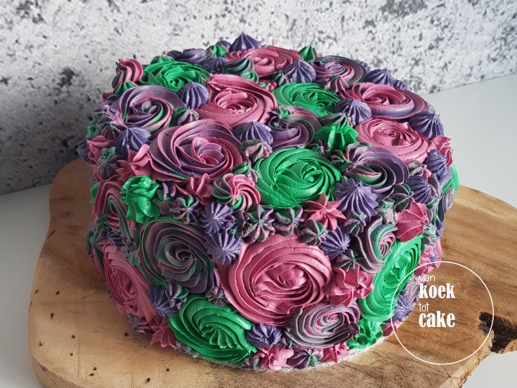 Chocolade taart versierd met bloemen van Italiaanse meringue botercreme