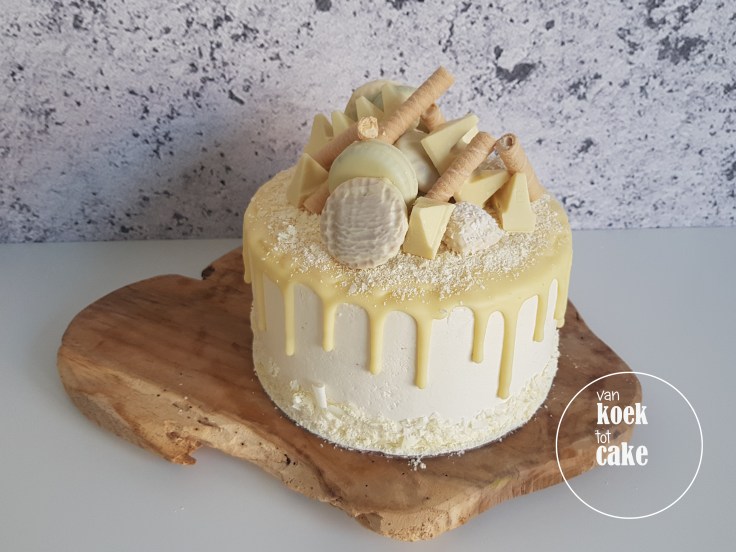 Witte chocoladetaart met chocoladerepen en chocoladekoekjes
