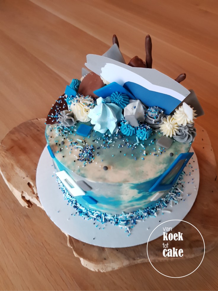 Melkchocolade dripcake blauw-wit-grijs met logo en straciatella vulling - van koek tot cake middelburg oost-souburg-vlissingen