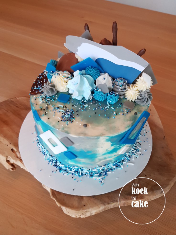 Melkchocolade dripcake blauw-wit-grijs met logo en straciatella vulling - van koek tot cake middelburg oost-souburg-vlissingen