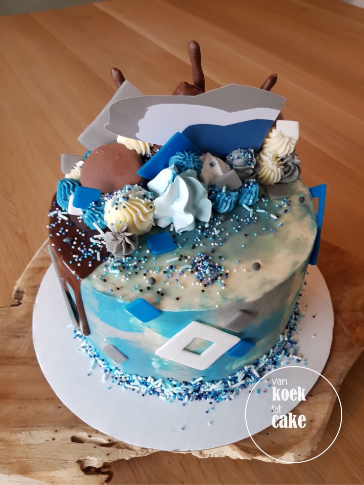 Melkchocolade dripcake blauw-wit-grijs met logo en straciatella vulling - van koek tot cake middelburg oost-souburg-vlissingen