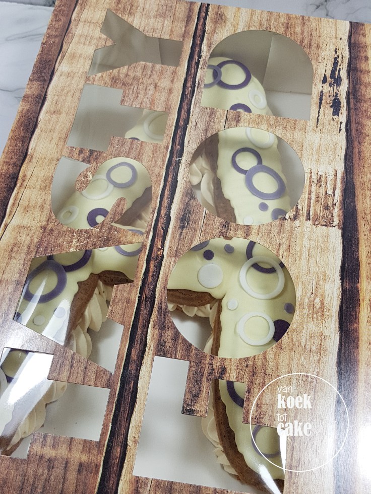 Letter Eclairs letter A en V met oreo vulling en gezouten karamel | van koek tot cake - Middelburg Vlissingen Oost-Souburg