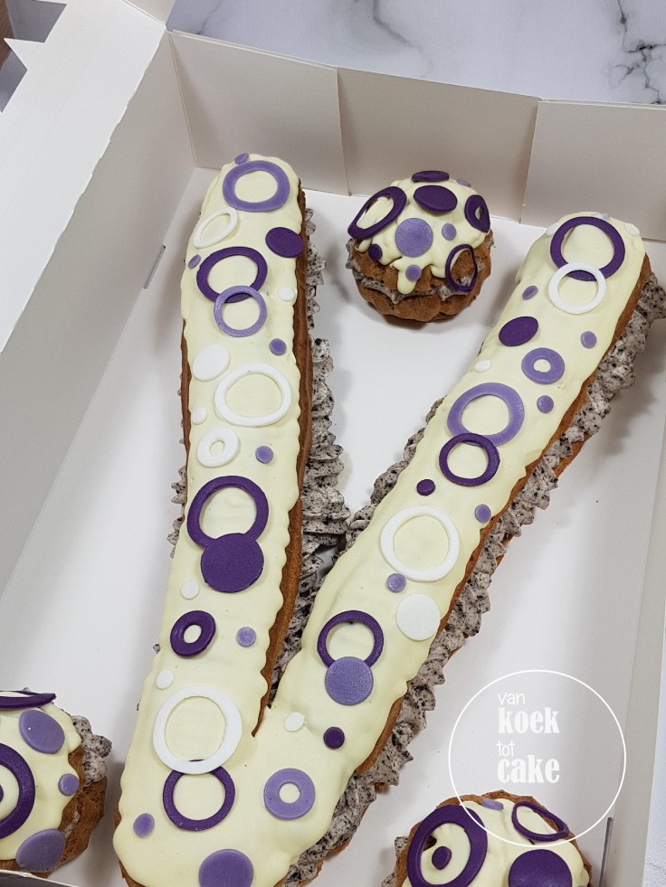 Letter Eclairs letter A en V met oreo vulling en gezouten karamel | van koek tot cake - Middelburg Vlissingen Oost-Souburg