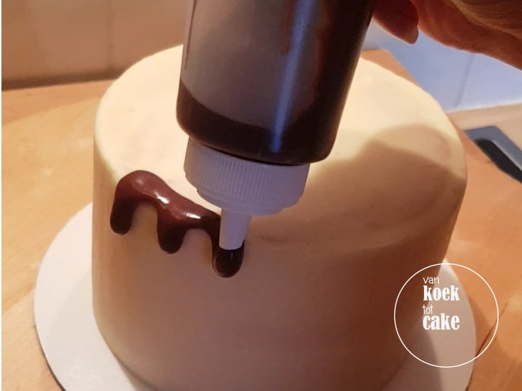 how-to-zo-maak-je-chocolade-drips-taart-van-koek-tot-cake(2)