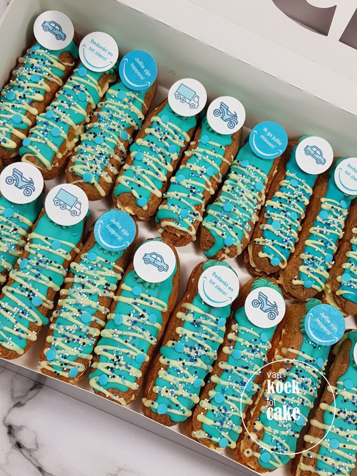 Traktatie gebak mini eclair met logo - Bedrijven Geboorte Babyshower Kraamfeest - van koek tot cake - Middelburg Vlissingen Oost-Souburg