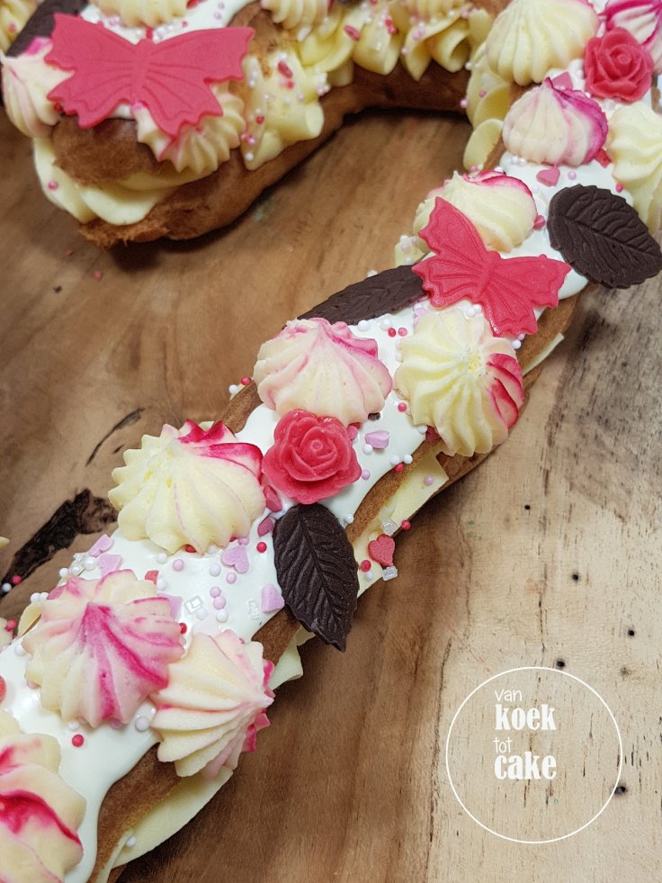 Valentijnstaart Valentijn gebak eclair - van koek tot cake - bestellen Middelburg Vlissingen Oost-souburg