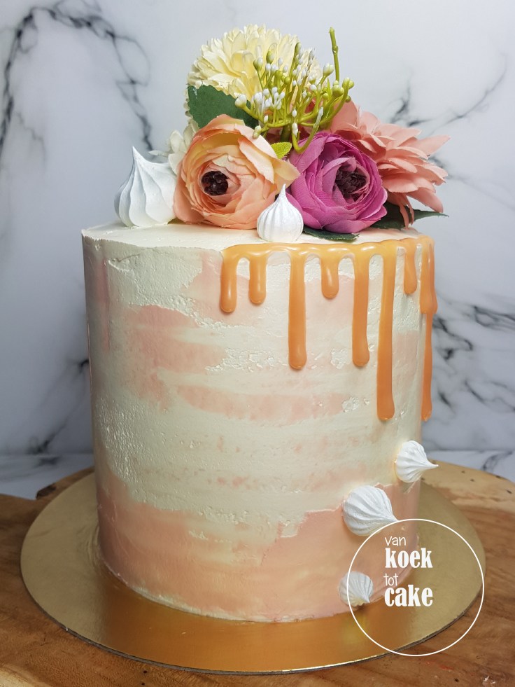 Bruidstaart | Perzikkleurige taart voor een bruiloft met bloemen en botercreme op maat | bestellen Middelburg Vlissingen Oost-Souburg