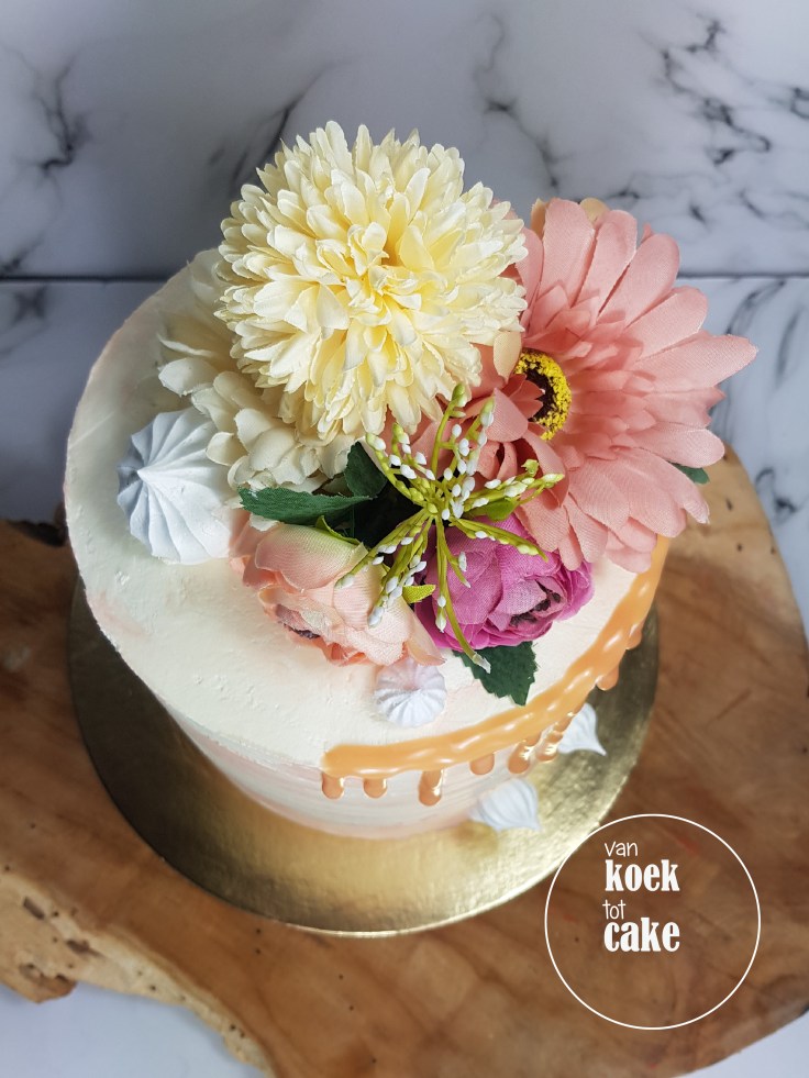 Bruidstaart | Perzikkleurige taart voor een bruiloft met bloemen en botercreme op maat | bestellen Middelburg Vlissingen Oost-Souburg