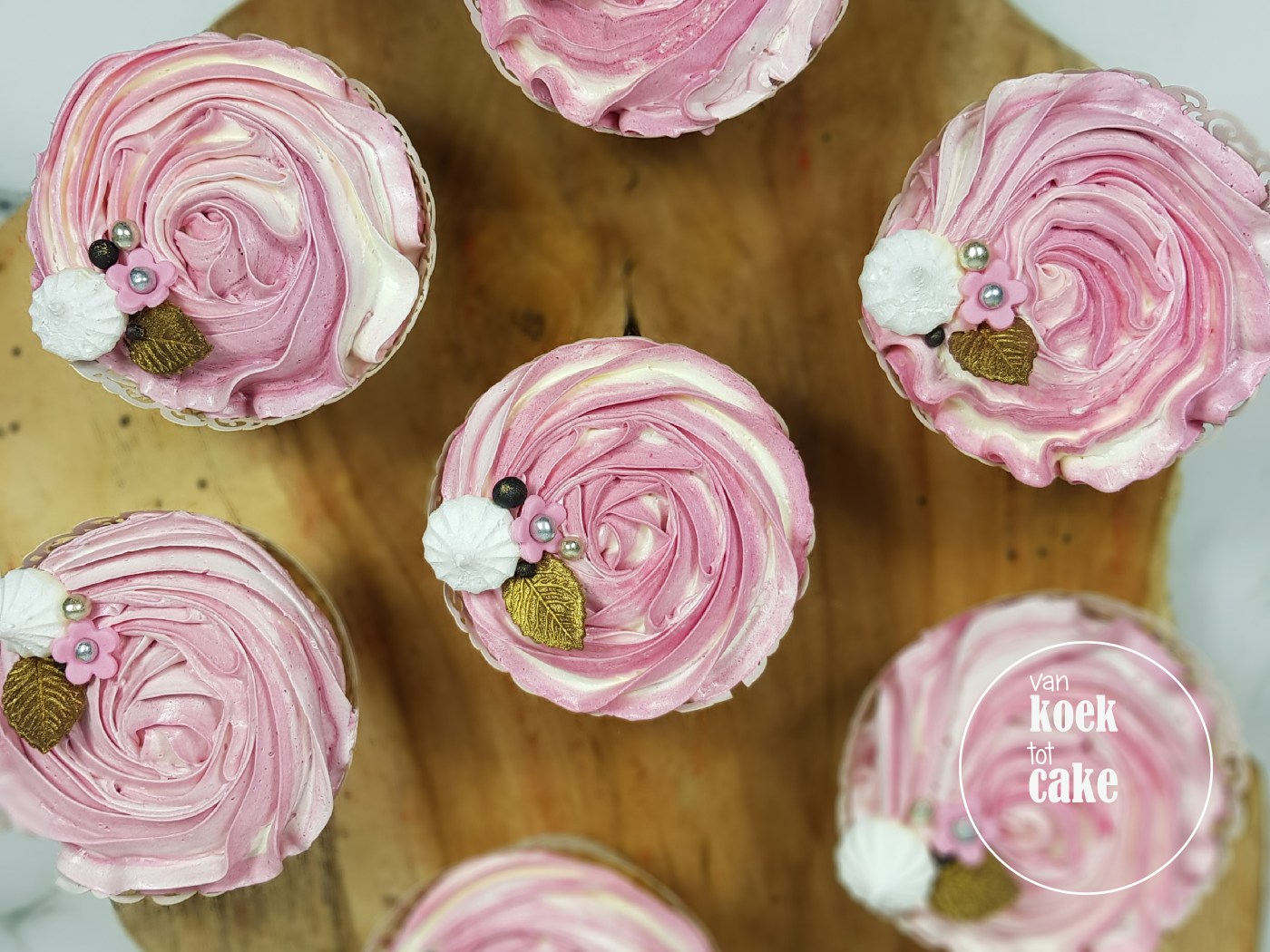 Cupcakes met roze toef zilver goud zwart en wit - bestellen Vlissingen Middelburg Oost-Souburg - van koek tot cake