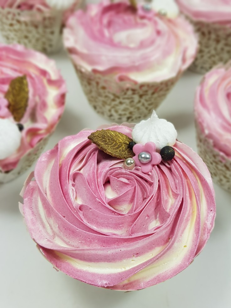 Cupcakes met roze toef zilver goud zwart en wit - bestellen Vlissingen Middelburg Oost-Souburg - van koek tot cake