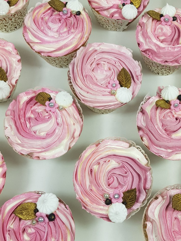Cupcakes met roze toef zilver goud zwart en wit - bestellen Vlissingen Middelburg Oost-Souburg - van koek tot cake