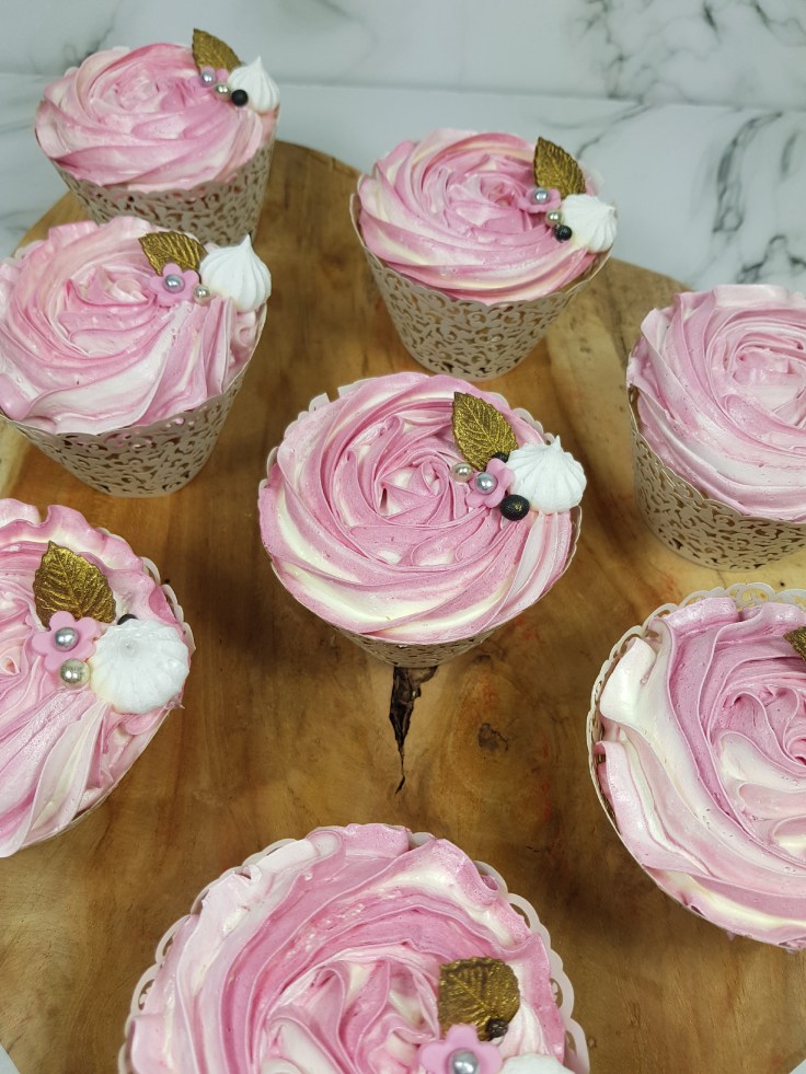Cupcakes met roze toef zilver goud zwart en wit - bestellen Vlissingen Middelburg Oost-Souburg - van koek tot cake