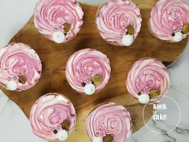 Cupcakes met roze toef zilver goud zwart en wit - bestellen Vlissingen Middelburg Oost-Souburg - van koek tot cake