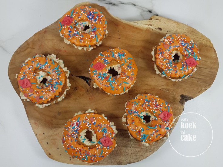 Soezen eclair Oranje donut Koningsdag - gebak bestellen Vlissingen Middelburg Oost-souburg
