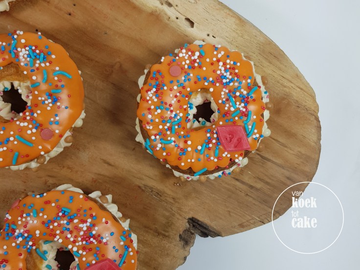 Soezen eclair Oranje donut Koningsdag - gebak bestellen Vlissingen Middelburg Oost-souburg