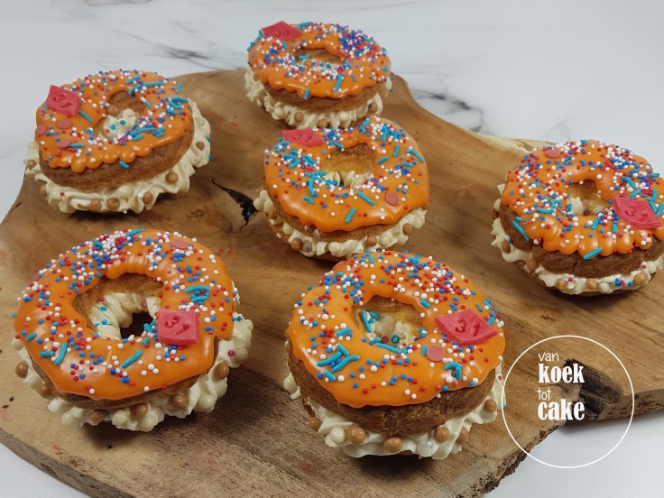 Soezen eclair Oranje donut Koningsdag - gebak bestellen Vlissingen Middelburg Oost-souburg