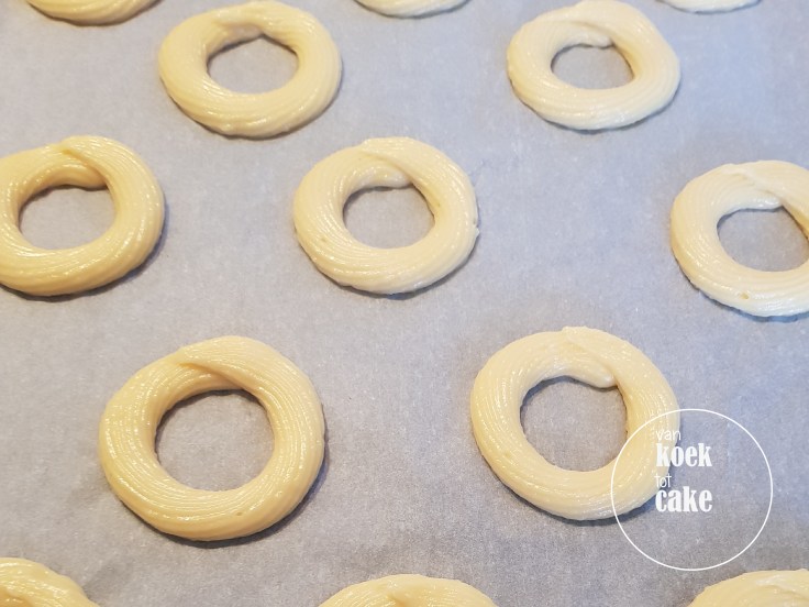 Recept Soezendonut gevulde soesjes in de vorm van een donut | van koek tot cake | gebak bestellen Middelburg Vlissingen Zeeland