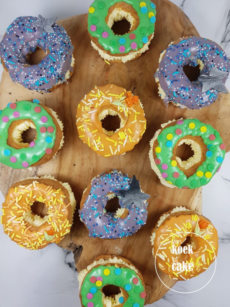 Soezendonut gevulde soesjes in de vorm van een donut | van koek tot cake | gebak bestellen Middelburg Vlissingen Zeeland