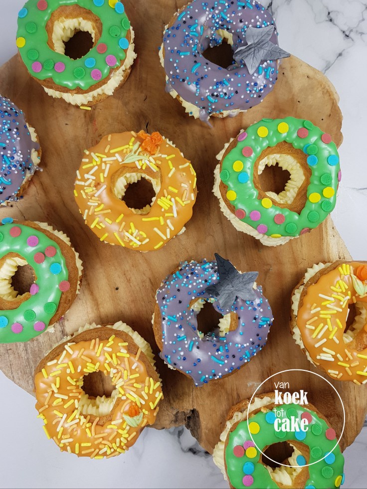 Soezendonut gevulde soesjes in de vorm van een donut | van koek tot cake | gebak bestellen Middelburg Vlissingen Zeeland