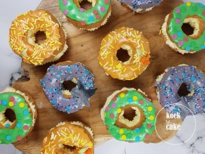 Soezendonut gevulde soesjes in de vorm van een donut | van koek tot cake | gebak bestellen Middelburg Vlissingen Zeeland