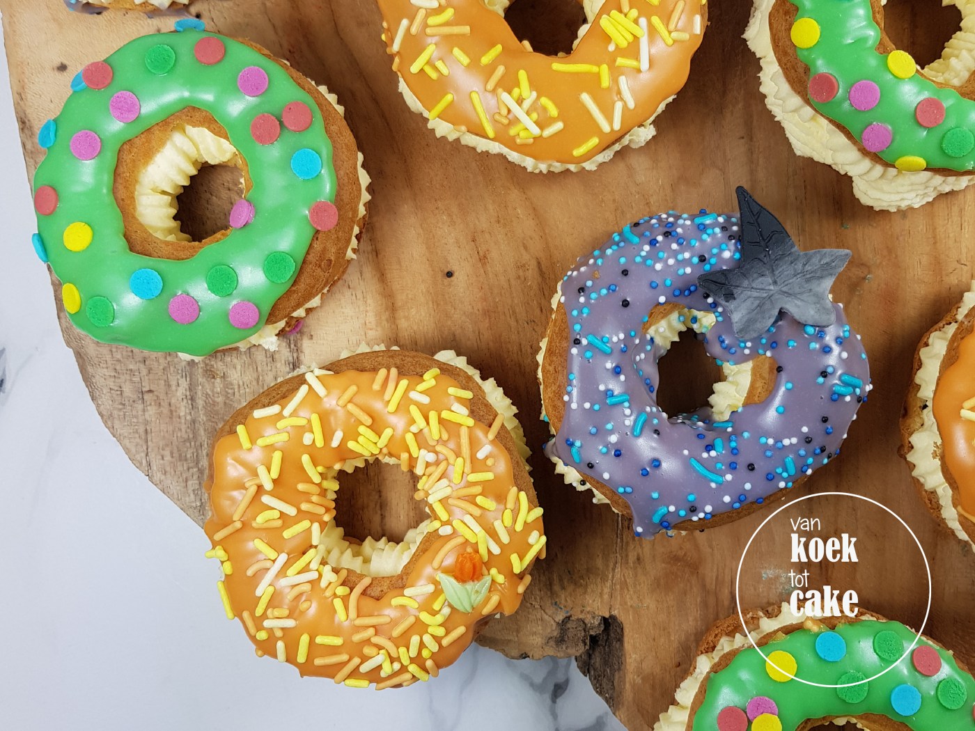 Soezendonut gevulde soesjes in de vorm van een donut | van koek tot cake | gebak bestellen Middelburg Vlissingen Zeeland
