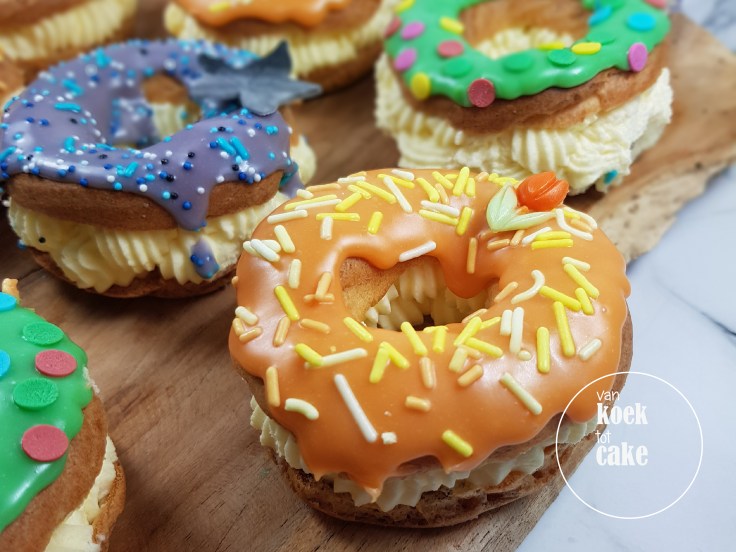 Soezendonut gevulde soesjes in de vorm van een donut | van koek tot cake | gebak bestellen Middelburg Vlissingen Zeeland