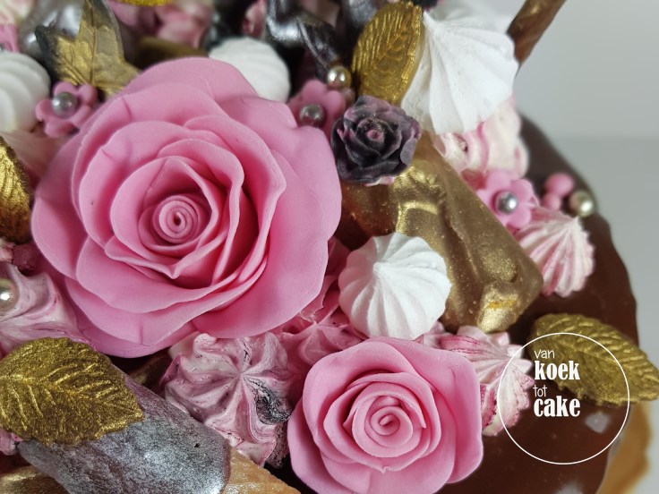 Taart 65e verjaardag! Hello 65 dripcake - bestellen Middelbrug Vlissingen Oost-Souburg - van koek tot cake