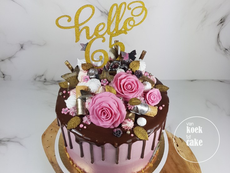 Taart 65e verjaardag! Hello 65 dripcake - bestellen Middelbrug Vlissingen Oost-Souburg - van koek tot cake