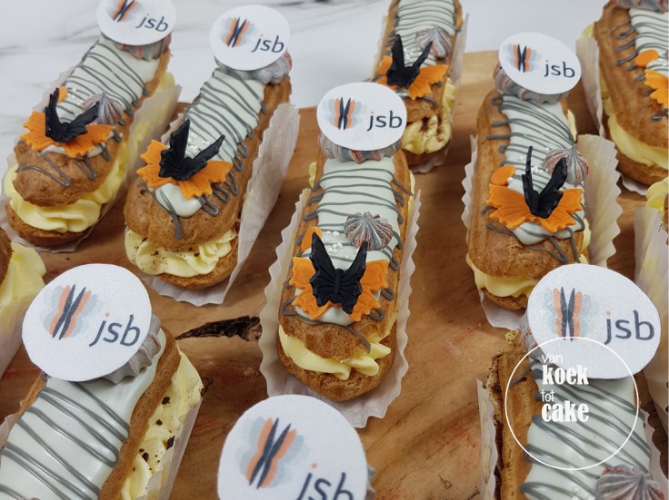 Eclairs traktatie met logo en in de huisstijlkleuren | bestellen Zeeland Walcheren Middelburg Oost-Souburg Vlissingen