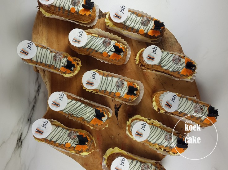 Eclairs traktatie met logo en in de huisstijlkleuren | bestellen Zeeland Walcheren Middelburg Oost-Souburg Vlissingen