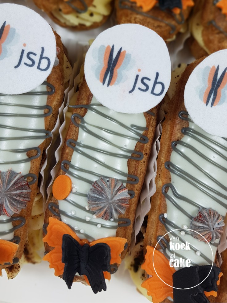 Eclairs traktatie met logo en in de huisstijlkleuren | bestellen Zeeland Walcheren Middelburg Oost-Souburg Vlissingen